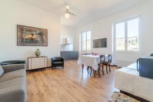 Una televisión o centro de entretenimiento en Garibaldino al palazzo dei rolli nel cuore della città