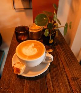Příslušenství pro přípravu čaje a kávy v ubytování Koffie&kussens