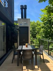 a patio with a table and chairs on a balcony at Departamento a estrenar, Palermo Hollywood VII in Buenos Aires +24 photos