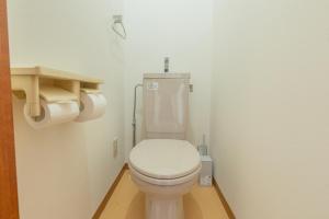 bagno con servizi igienici bianchi in camera di 森下駅徒歩2分 両国 東京スカイツリー直通の快適ステイ Dsx a Tokyo