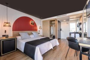 Łóżko lub łóżka w pokoju w obiekcie Hotel Vibra District - Adults Only