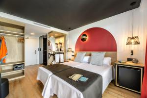 Łóżko lub łóżka w pokoju w obiekcie Hotel Vibra District - Adults Only