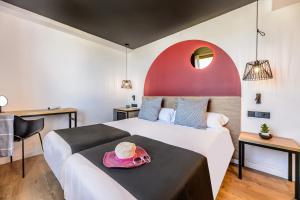 Łóżko lub łóżka w pokoju w obiekcie Hotel Vibra District - Adults Only