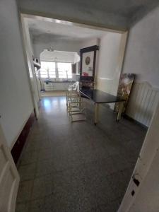 - Vistas a una habitación con mesa y sillas en casalinda, en San Pedro