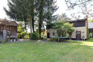 施维洛赫塞Ferienwohnung am Bloschk的房屋前带乒乓球桌的院子