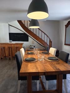 Televízia a/alebo spoločenská miestnosť v ubytovaní La talonnière, maison de village avec terrasse et 3 chambres