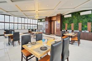 Treebo The Aura餐厅或其他用餐的地方