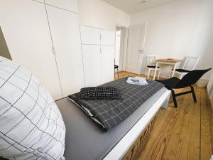 a bedroom with a bed and a table and chairs at Moderne 3-Zimmer-Wohnung in schönem Altbau in Waiblingen in Waiblingen