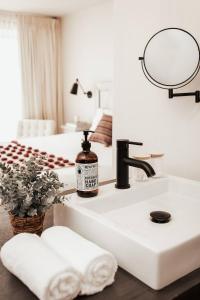 un bagno con lavandino e specchio di Villas Ensueño - Valle De Guadalupe a San Antonio de las Minas Altre 29 foto