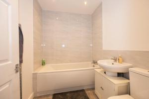 Koupelna v ubytování Contemporary 3 Bedroom Home with Garden & Parking