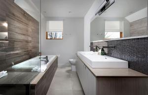 Un baño con lavabo, bañera e inodoro. en Havre Des Skieurs 111 Luxurious & Modern Direct Ski-in Ski-out, en Mont-Tremblant 33 fotos más