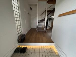 Фотография из галереи 簡易宿所 51ハウス 音と温泉 みんなで時間を楽しむ貸切一軒家 в городе Shiraoi