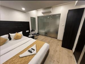 Postel nebo postele na pokoji v ubytování HOTEL WIND FLOWER Andheri West