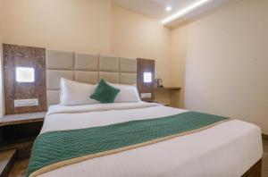 Postel nebo postele na pokoji v ubytování HOTEL WIND FLOWER Andheri West