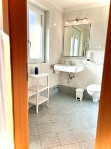 Koupelna v ubytování B&B Garni Erika + 27 fotografií
