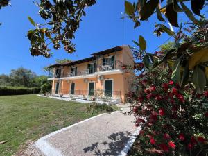 Budova, kde se apartmán nachází + 13 fotografií