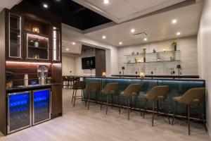 Lounge nebo bar v ubytování Quality Inn & Conference Centre Kingston Central