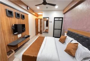 TV a/nebo společenská místnost v ubytování HOTEL WIND FLOWER Andheri West