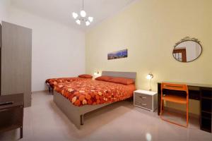 ナポリにあるTrimarchi Houseのベッドルーム1室(ベッド1台、ドレッサー、鏡付)