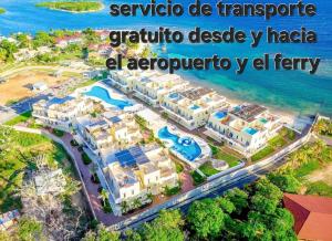 una vista aerea di un resort vicino all'oceano di Las Palmas Joliet a Roatán