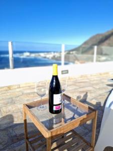 巴哈马尔Relax View的一张桌子上的一瓶葡萄酒和一杯