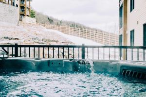 Πισίνα στο ή κοντά στο Horizon 305 Luxurious & Modern Ski-in Ski-out Village View