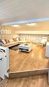 a living room with a couch and a coffee table at Charme e relax a Forte dei Marmi al Mare e Centro in Forte dei Marmi