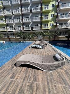 Cozy & Convenient 1-Bedroom Condo 3 mins Away from the Airport内部或周边的泳池