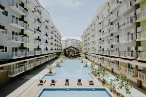 Cozy & Convenient 1-Bedroom Condo 3 mins Away from the Airport内部或周边的泳池