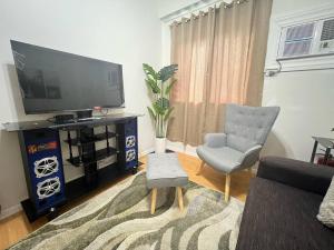 Cozy & Convenient 1-Bedroom Condo 3 mins Away from the Airport的电视和/或娱乐中心