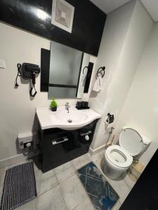 Cozy & Convenient 1-Bedroom Condo 3 mins Away from the Airport的一间浴室