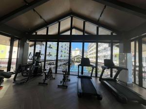 Lapu Lapu CityCozy & Convenient 1-Bedroom Condo 3 mins Away from the Airport的大楼内带跑步机和健身自行车的健身房