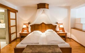 Postel nebo postele na pokoji v ubytování Wellnesshotel Mein Almhof Superior
