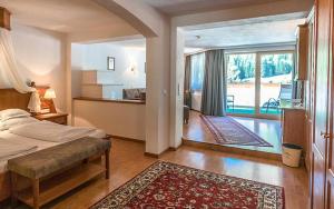 Postel nebo postele na pokoji v ubytování Wellnesshotel Mein Almhof Superior