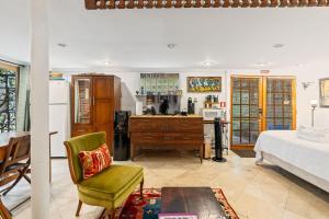 Postel nebo postele na pokoji v ubytování La Petite Fleur-Charming Park Circle Private Studio