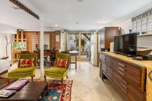 Η κουζίνα ή μικρή κουζίνα στο La Petite Fleur-Charming Park Circle Private Studio