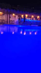 ELLI TROPiCAL LUXURY SUITES SUNSET-INFINITY POOL- SEA SIDE-NEAR CENTER PARKING内部或周边的泳池
