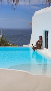 ELLI TROPiCAL LUXURY SUITES SUNSET-INFINITY POOL- SEA SIDE-NEAR CENTER PARKING内部或周边的泳池