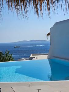 ELLI TROPiCAL LUXURY SUITES SUNSET-INFINITY POOL- SEA SIDE-NEAR CENTER PARKING内部或周边的泳池