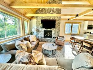 Χώρος καθιστικού στο Sunset Over Stanton, New Home w/ Hot Tub/Fire Pit