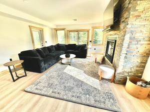 Χώρος καθιστικού στο Sunset Over Stanton, New Home w/ Hot Tub/Fire Pit
