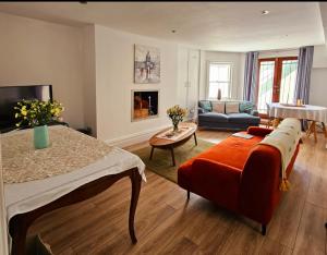 リバプールにあるLiverpool Georgian Quarter Apartmentのベッドとリビングルームのある寝室