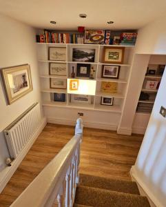 リバプールにあるLiverpool Georgian Quarter Apartmentの階段のある家にある本棚付きの階段