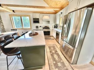 Η κουζίνα ή μικρή κουζίνα στο Sunset Over Stanton, New Home w/ Hot Tub/Fire Pit