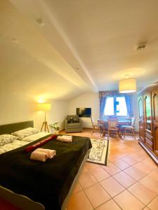 une chambre avec un lit et un salon dans l'établissement Apartment mit Bergblick kostenloser Parkplatz, WLAN, TV, Einbauküche, à Ruhpolding