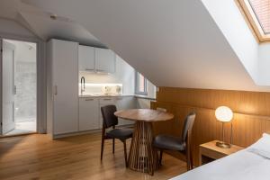 Η κουζίνα ή μικρή κουζίνα στο Roze Kurmajas Apartments +30 φωτογραφίες