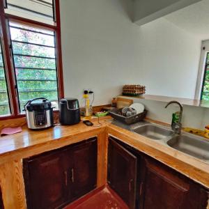 Baba Yaga Nest Beach Farm House في Gatunga: مطبخ مع حوض وطاولة عمل