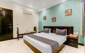 Postel nebo postele na pokoji v ubytování Premium Stays In Paschim Vihar + 16 fotografií