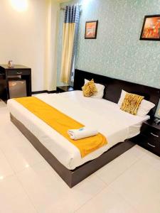 Postel nebo postele na pokoji v ubytování Premium Stays In Paschim Vihar