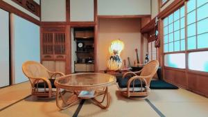 Ruang duduk di 民泊じゃいと